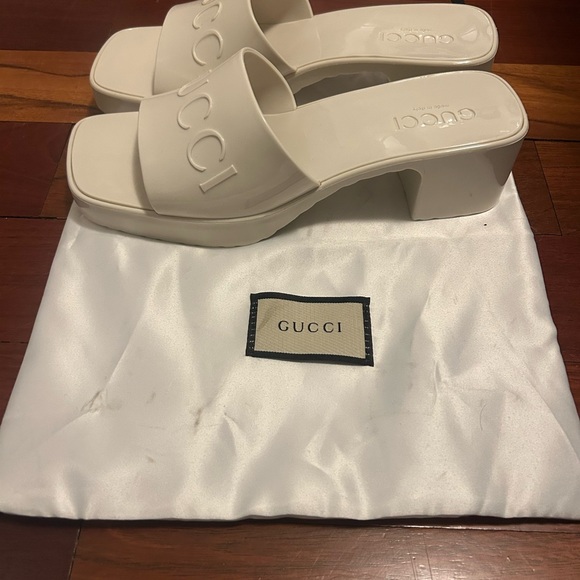 Gucci Cream Women's Rubber Sandals - Picture 2 of 3